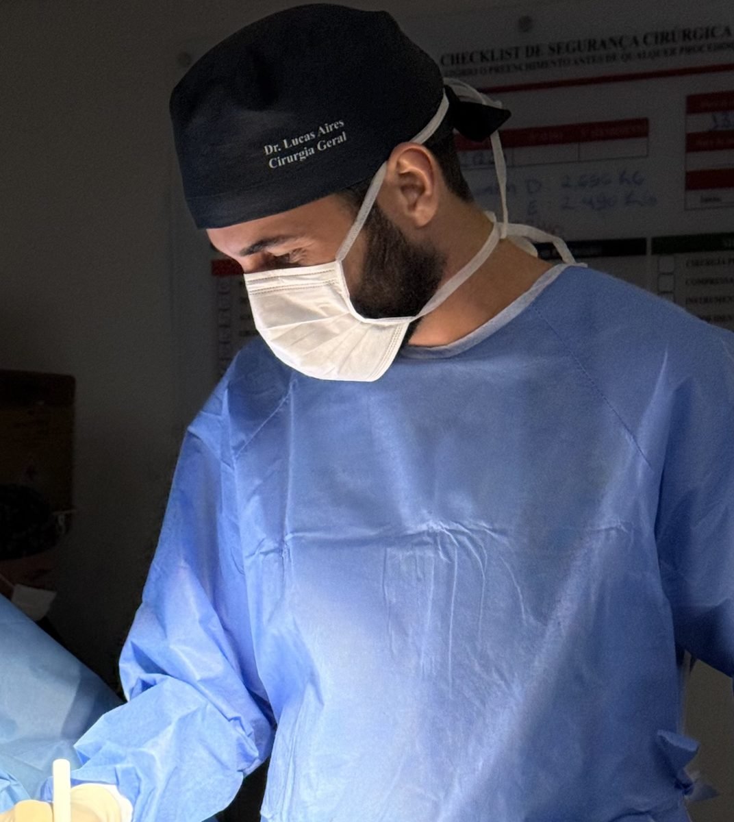 Dr. Lucas Aires marcando o local da incisão antes da cirurgia
