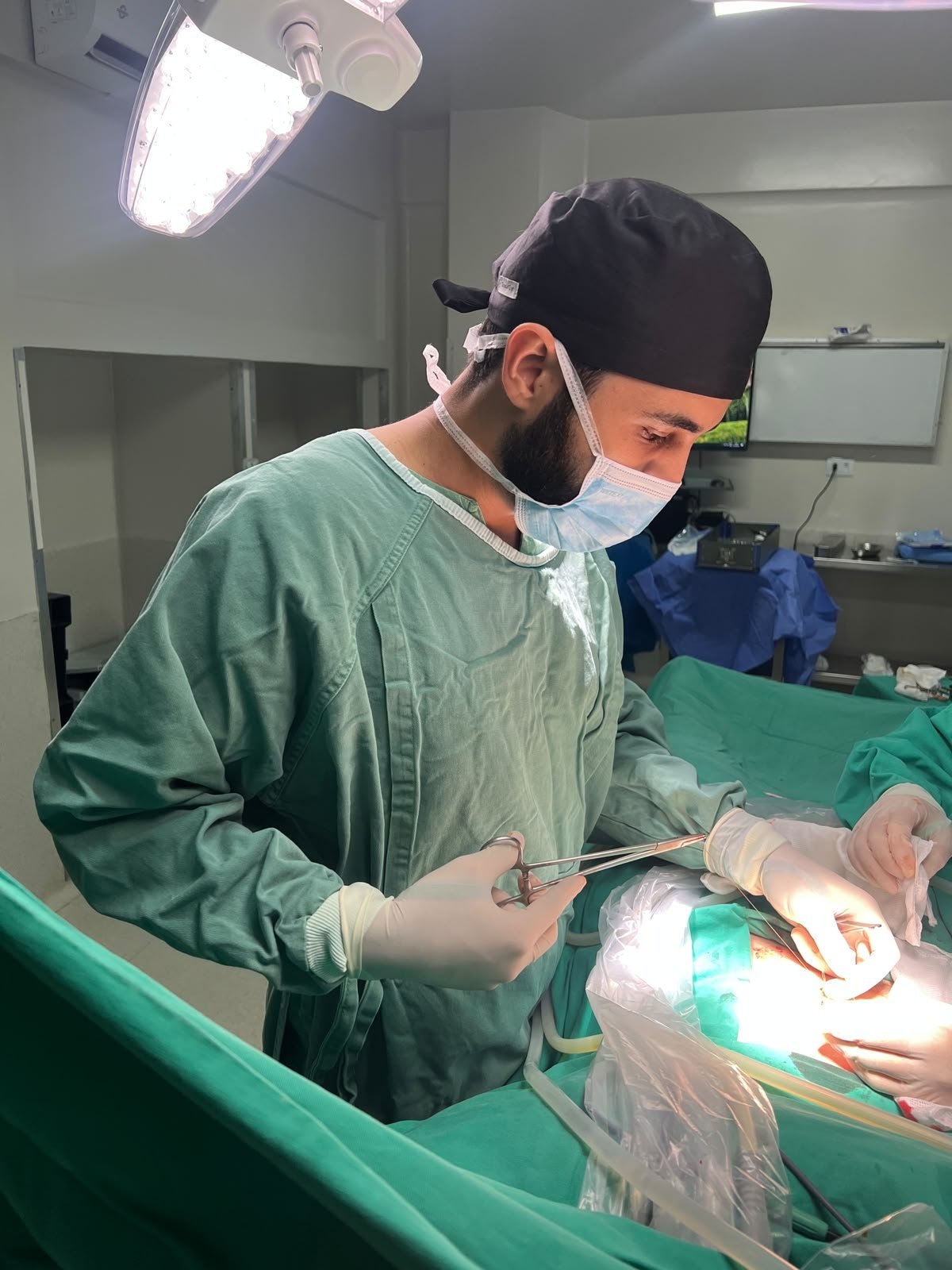 Dr. Lucas Aires durante um procedimento no centro cirúrgico