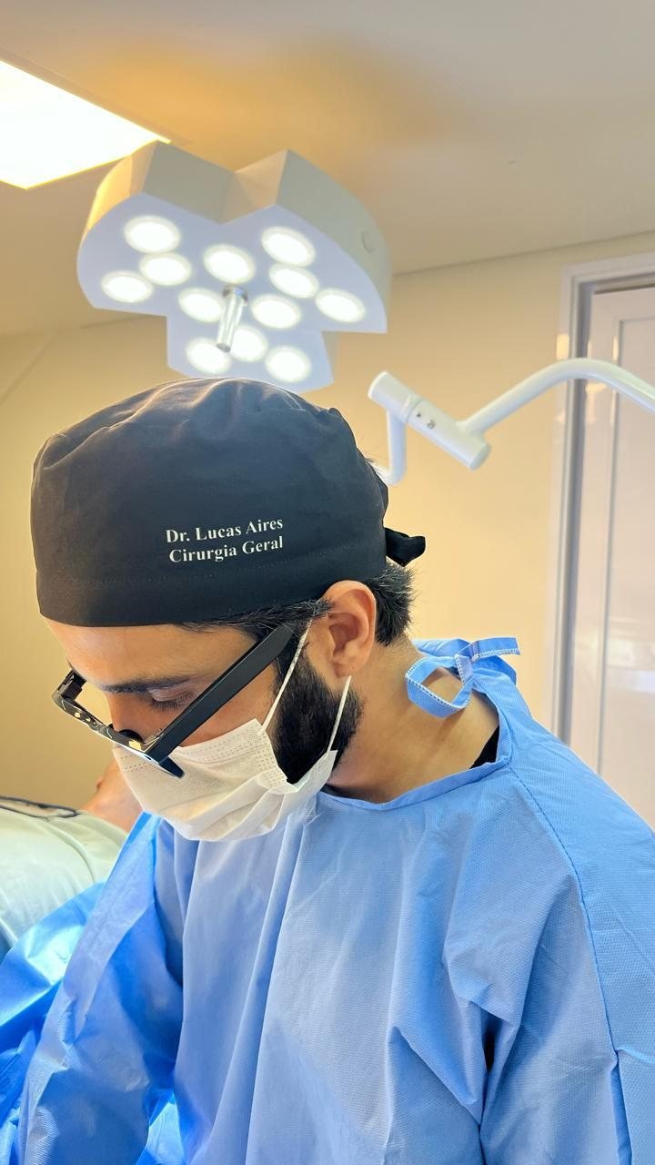 Dr. Lucas Aires no centro cirúrgico, de touca com o nome